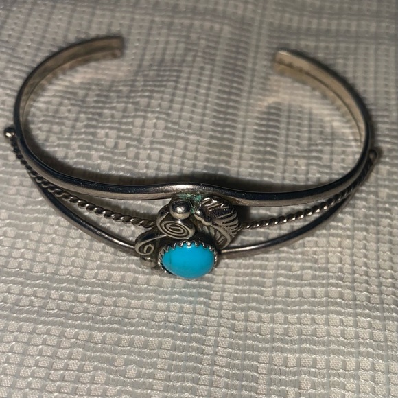 Vintage Navajo Turquoise Sterling Silver Cuff Bracelet.  Beautiful piece. - Picture 2 of 2